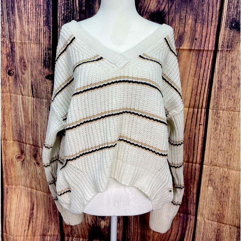 Rue21 V-neck long sleeve cropped high low striped sweater women’s M Rue21 Rue21